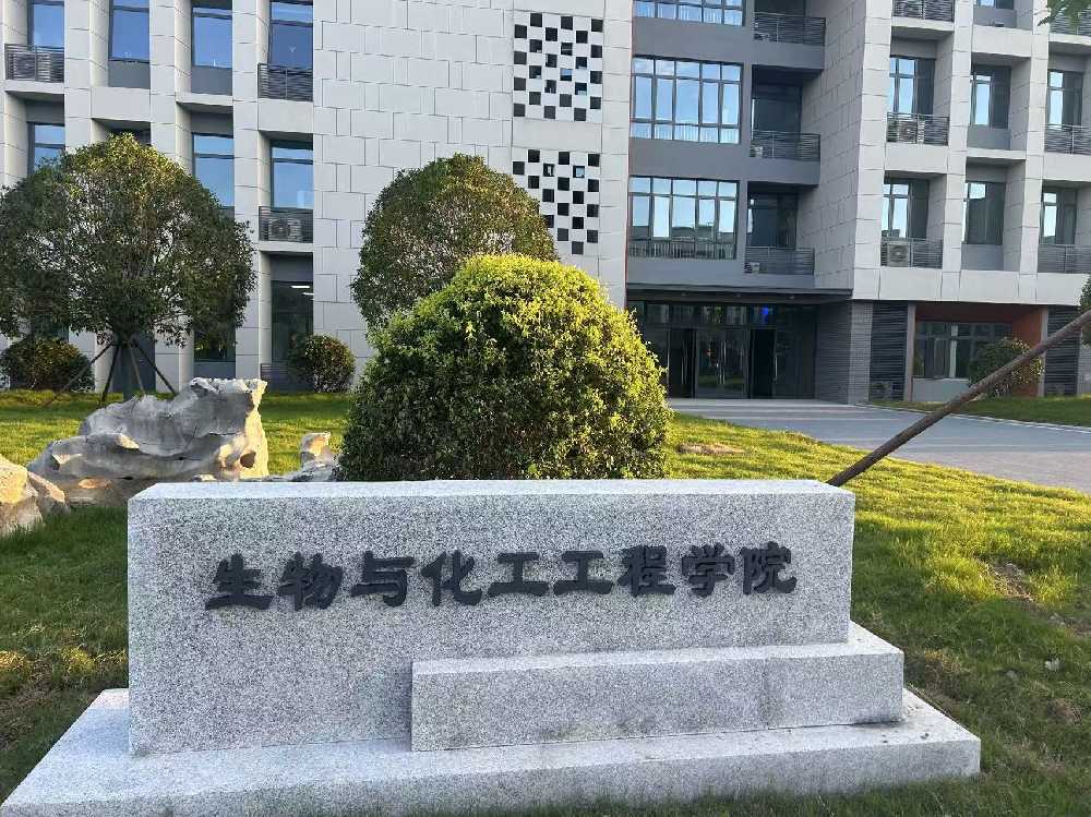 青冈县扬州职业大学体育场高杆灯项目